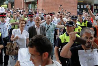 20110626125955-alcalde-mollet-sale-pleno-escoltado-policia.jpg